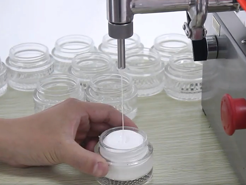 半自動液體灌裝機的應(yīng)用與優(yōu)勢