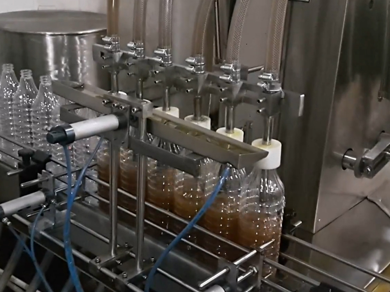 自動(dòng)稱重灌裝機(jī)助力企業(yè)實(shí)現(xiàn)高精度、高效率的智能生產(chǎn)